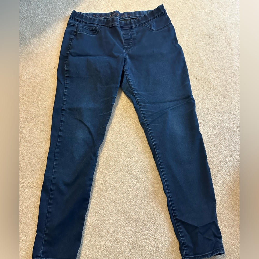 Apartment nine pull on skinny jeans, size medium